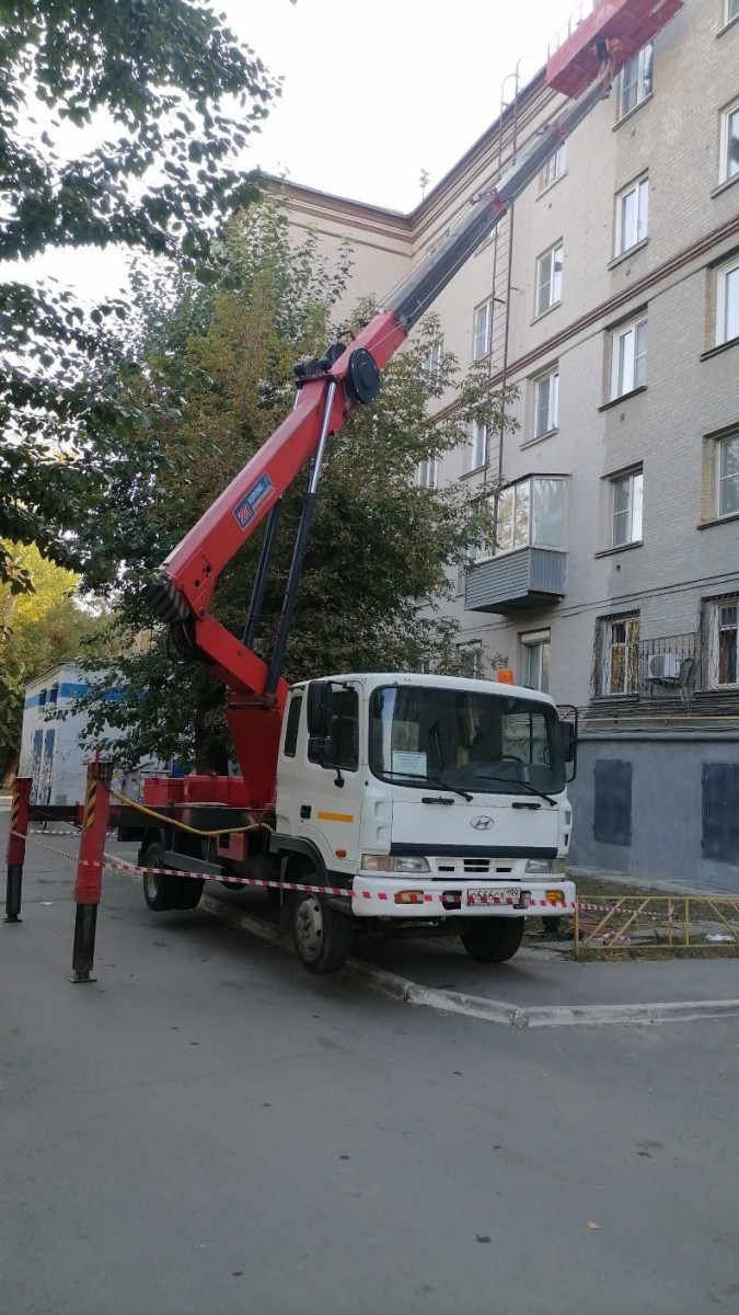 Разгрузка машины автокраном со стропальщиками